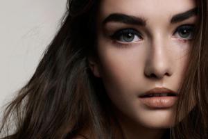 Как красить черные брови: тенденции, ошибки и советы Как красить чорные глаза и брови